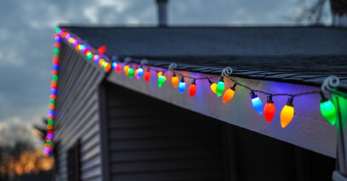 Holiday-Roof-Decoration-Safety-Tips-1-5db6f6b902c37